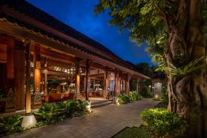 The Alantara Sanur外面的花园