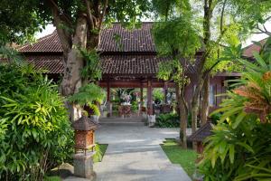 The Alantara Sanur外面的花园