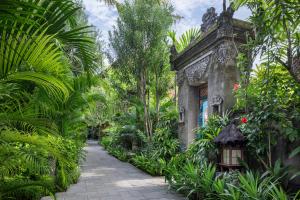 The Alantara Sanur外面的花园