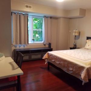 1 dormitorio con cama y ventana en Fairmount House, en Filadelfia