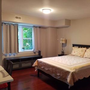 sypialnia z łóżkiem i oknem w obiekcie Fairmount House w Filadelfii
