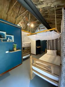 パロミノにあるBikini Hotel & Poolの二段ベッド2台とハンモックが備わる客室です。