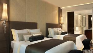 Postel nebo postele na pokoji v ubytování The St. Regis Bangkok