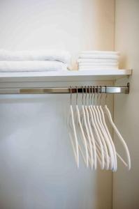 - un portant de serviettes blanches sur une étagère dans un réfrigérateur dans l'établissement SW Atlanta Peaceful and Spacious Luxury Home!, à Atlanta