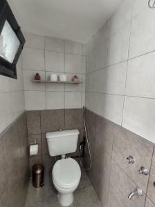 uma casa de banho branca com um WC e um chuveiro em Bed & bikes Mendoza em Mendoza