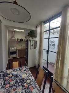 uma sala de jantar com uma mesa e uma cozinha em Bed & bikes Mendoza em Mendoza