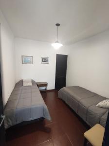 um quarto com duas camas e um candeeiro em Bed & bikes Mendoza em Mendoza