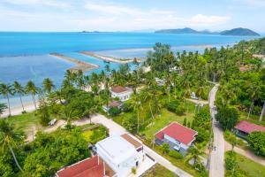 - une vue aérienne sur un complexe et l'océan dans l'établissement BALANCE BEACH VILLA, à Koh Samui 