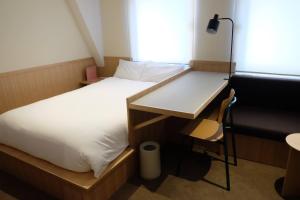 a room with two beds and a desk and a chair at ホテルレジデンス大橋会館 by Re-rent Residence in Tokyo