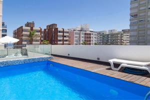 a swimming pool on the roof of a building at Oceana Suites en SeaPort, vista al mar in Punta del Este