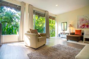 VillaMilla deluxe en-suite room في ماي هاد: غرفة معيشة مع أريكة ونافذة كبيرة