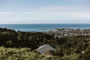 uma casa no topo de uma colina perto do oceano em Point of View Villas em Apollo Bay