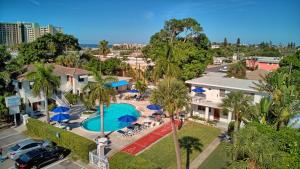 una vista aérea de un complejo con piscina en Gulfside Resort. Unit 3, en St Pete Beach