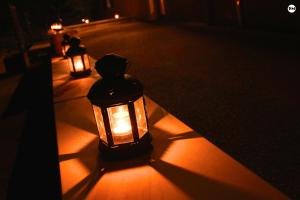 duas luzes sentadas ao lado de uma rua em Le Fauverney Lodge em Fauverney
