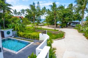 une image d'une villa avec une piscine dans l'établissement BALANCE BEACH VILLA, à Koh Samui 