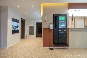 uma máquina de multibanco num corredor de um edifício em The Hyoosik Aank Hotel Ilsan Tanhyeon em Goyang
