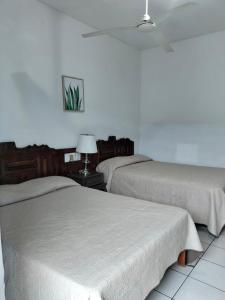 Ixtlán del Río的住宿－HOTEL MAYA IXTLAN，配有2张床的酒店客房 - 带天花板
