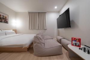 Aank Hotel Ilsan的电视和/或娱乐中心
