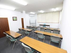 uma sala de aula vazia com mesas e cadeiras em Hotel Royal Garden Kisarazu / Vacation STAY 72221 em Kisarazu