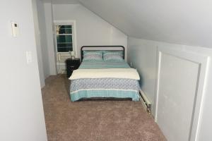 - une chambre avec un lit dans une petite pièce dans l'établissement Serene Escape Leave Worries Behind, à Wilkes-Barre