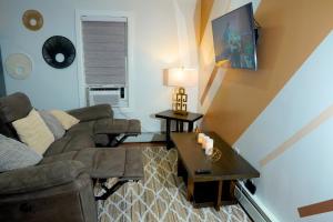 sala de estar con sofá y mesa en Serene Escape Leave Worries Behind en Wilkes-Barre