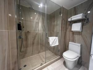 Kamar mandi di Decapolis Hotel Panama City