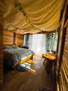 Finca Saabu في Isnos: غرفة نوم بسرير في منزل خشبي