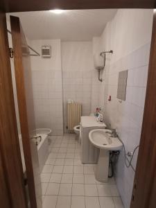 un bagno bianco con lavandino e WC di Appartamento Sole a San Benedetto del Tronto Altre 21 foto