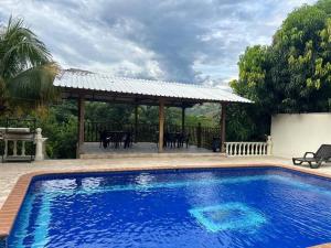 בריכת השחייה שנמצאת ב-Villa Jade - Santafe de Antioquia או באזור