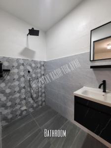 een badkamer met een douche en een wastafel bij Homestay Kasih Tok Ayah Sg Petani in Sungai Petani