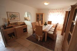 eine Küche und ein Esszimmer mit Tisch und Stühlen in der Unterkunft Apartment Maris with nice sea view in Ljubač