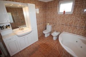 ein Badezimmer mit Waschbecken, Badewanne und Toilette in der Unterkunft Apartment Maris with nice sea view in Ljubač + 12 Fotos