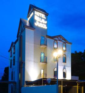 un hotel con un cartel en el lateral de un edificio en HOTEL MINT HOUSE -resort and relaxation-, en Mihama