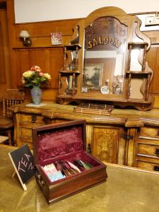 een houten tafel met een doos boeken erop bij Beatrice The Villa in Marion
