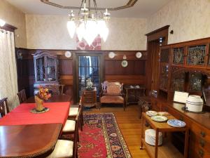 uma sala de estar com uma mesa e uma sala de jantar em Beatrice The Villa em Marion