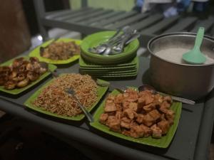 una mesa con tres platos de comida. en Hidayah homestay en Kelimutu