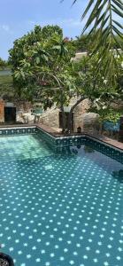 uma grande piscina com azulejos azuis e brancos em Nam Du Travel em Nam Du