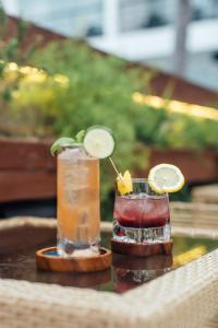 Dois cocktails em cima de uma mesa em Solitude Acacia Resort em Mabini