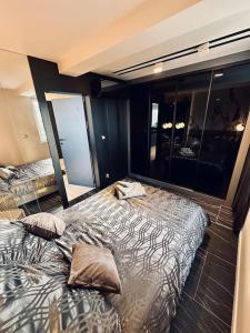 1 Schlafzimmer mit 2 Betten und einem großen Fenster in der Unterkunft Luxury apartment Betina in Betina