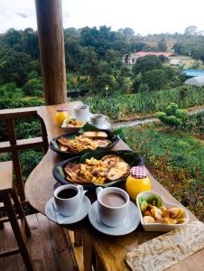 Isnos的住宿－Finca Saabu，餐桌,盘子上放着食物和咖啡