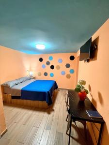 1 dormitorio con 1 cama con corazones en la pared en Hotel RJ Querétaro en Querétaro