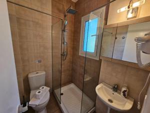 Kúpeľňa v ubytovaní Glyfada Apartment 91 + 24 fotografií