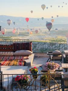 mit Blick auf einen Balkon mit Heißluftballons in der Unterkunft Ages in Cappadocia in Uchisar
