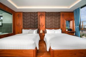 Postel nebo postele na pokoji v ubytování Monalisa Luxury Hotel