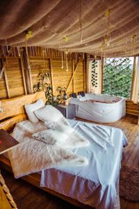 Finca Saabu في Isnos: غرفة نوم مع سرير وحوض استحمام