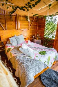 1 dormitorio con 1 cama en una cabaña de madera en Finca Saabu, en Isnos