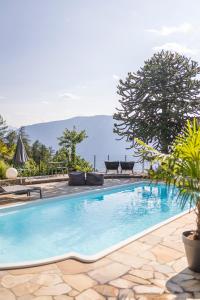 una piscina con vistas al océano en Michael Am Waal, en Scena