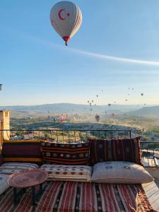 ウチヒサールにあるAges in Cappadociaのソファの上空を飛ぶ熱気球