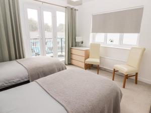 een hotelkamer met 2 bedden en een raam bij The Orangery in Tenby