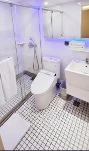 uma casa de banho com um WC, um chuveiro e um lavatório. em HopeCity MinSheng Hotel em Taipei